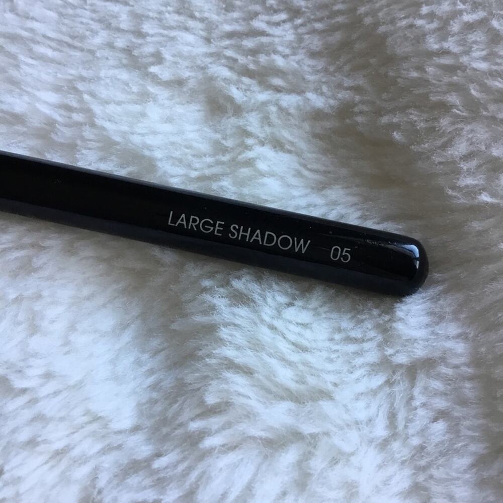 Le Métier de Beauté Large Shadow 05 Brush - Picture 5 of 14